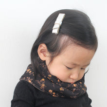 Neckwarmer in romantic garden