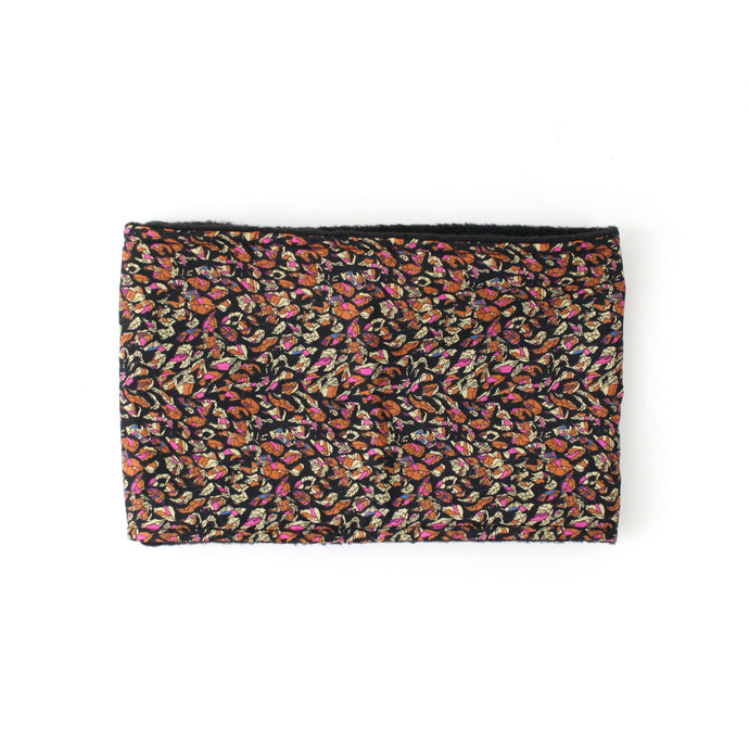 Neckwarmer in magenta leaves